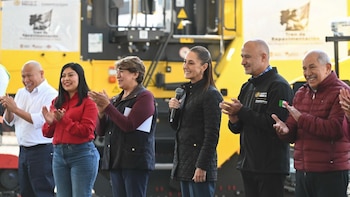 Sheinbaum entrega trenes de pavimentación