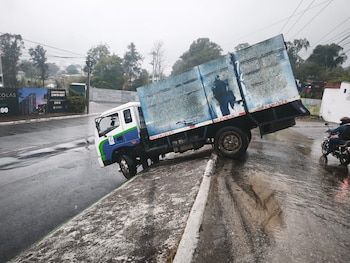 En la zona 4 de Mixco, un camión se empotró contra el arriate central en Bosques de San Nicolás, provocando únicamente daños materiales. (Foto cortesía PMT)