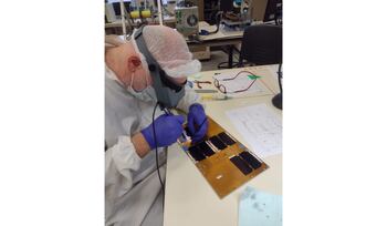 Paneles solares espaciales fabricados en el Área Limpia de la CNEA, con doble eficiencia que los terrestres