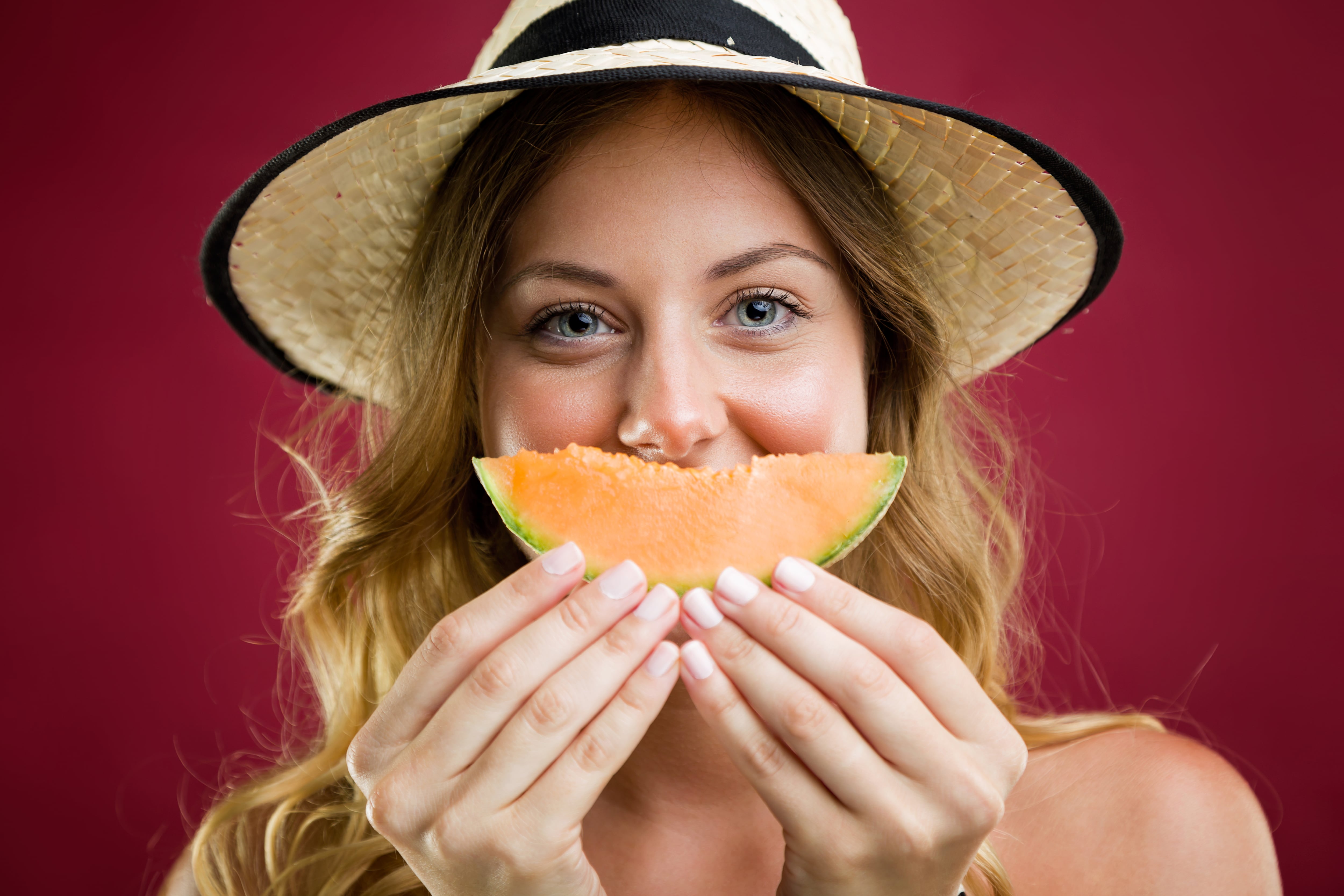 Consumido en porciones moderadas, el melón contribuye a la hidratación y aporta nutrientes (Freepik)