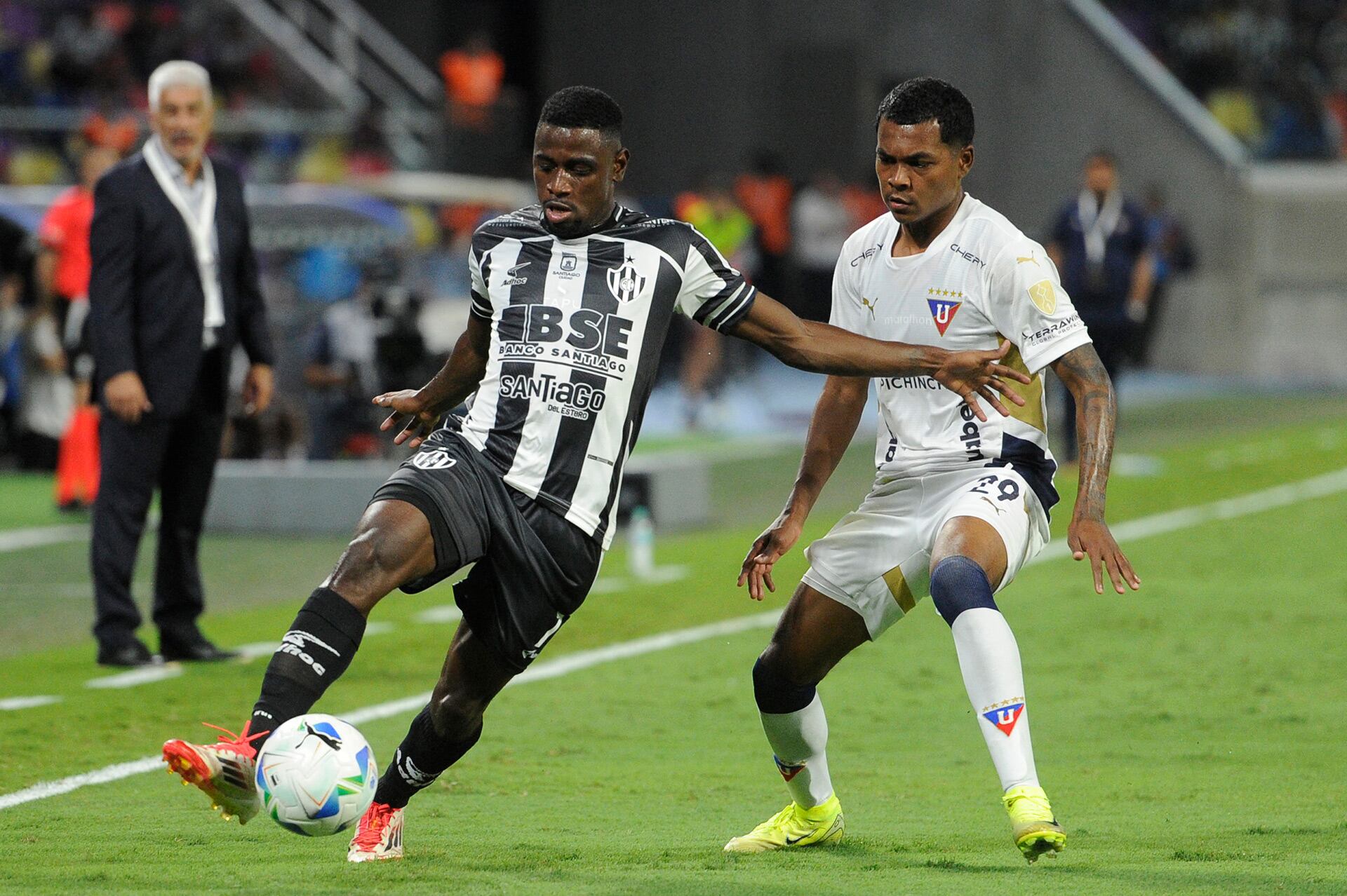 El colombiano Angulo con la pelota. Fue en el debut de Central Córdoba en la Libertadores con un empate 0-0 en Santiago del Estero ante Liga de Quito (Eduardo RAPETTI / AFP)