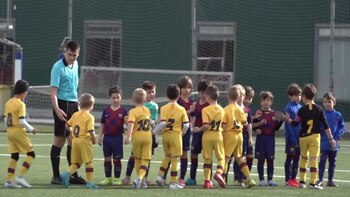 Thiago Messi con sus compañeros en las inferiores del Barcelona