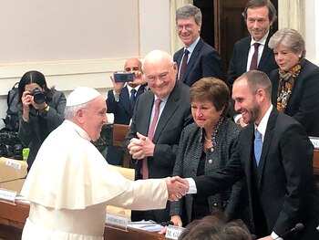 Martín Guzmán saluda al papa Francisco al lado de Kristalina Georgieva, en una imagen de 2020. (@Economia_Ar)