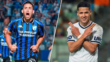 Um jogador de futebol de camiseta azul e preta, com a boca aberta, ao lado de outro jogador de futebol de camiseta branca com as mãos para cima.