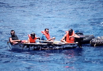 Foto de archivo de un grupo de inmigrantes cubanos llegando a las costas de Florida en un bote. EFE/Archivo