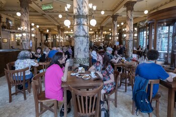 En el salón de planta