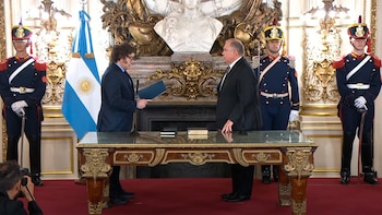 Javier Milei tomándole juramento a