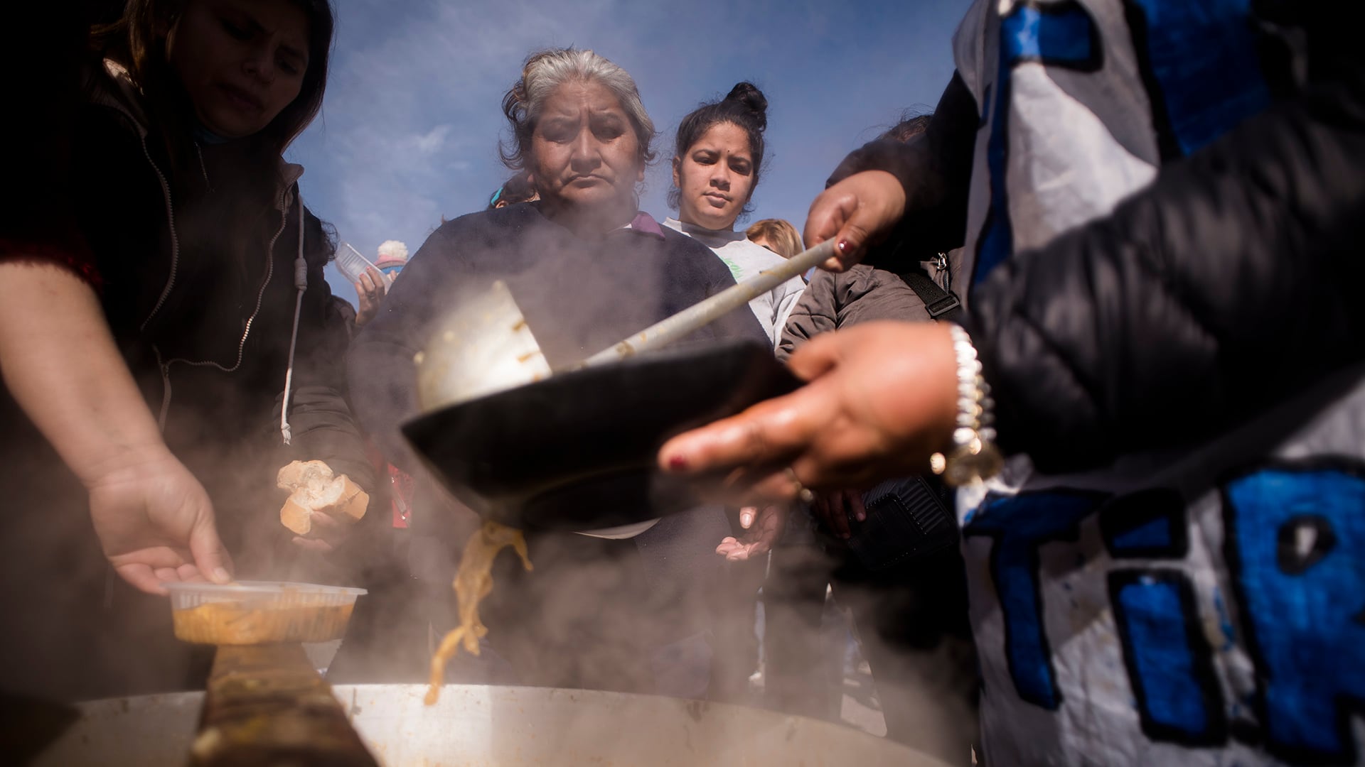 Durante la pandemia, la modalidad de las ollas populares mutó a la entrega individual de comidas, modificando la tradicional reunión comunitaria (Adrián Escandar)