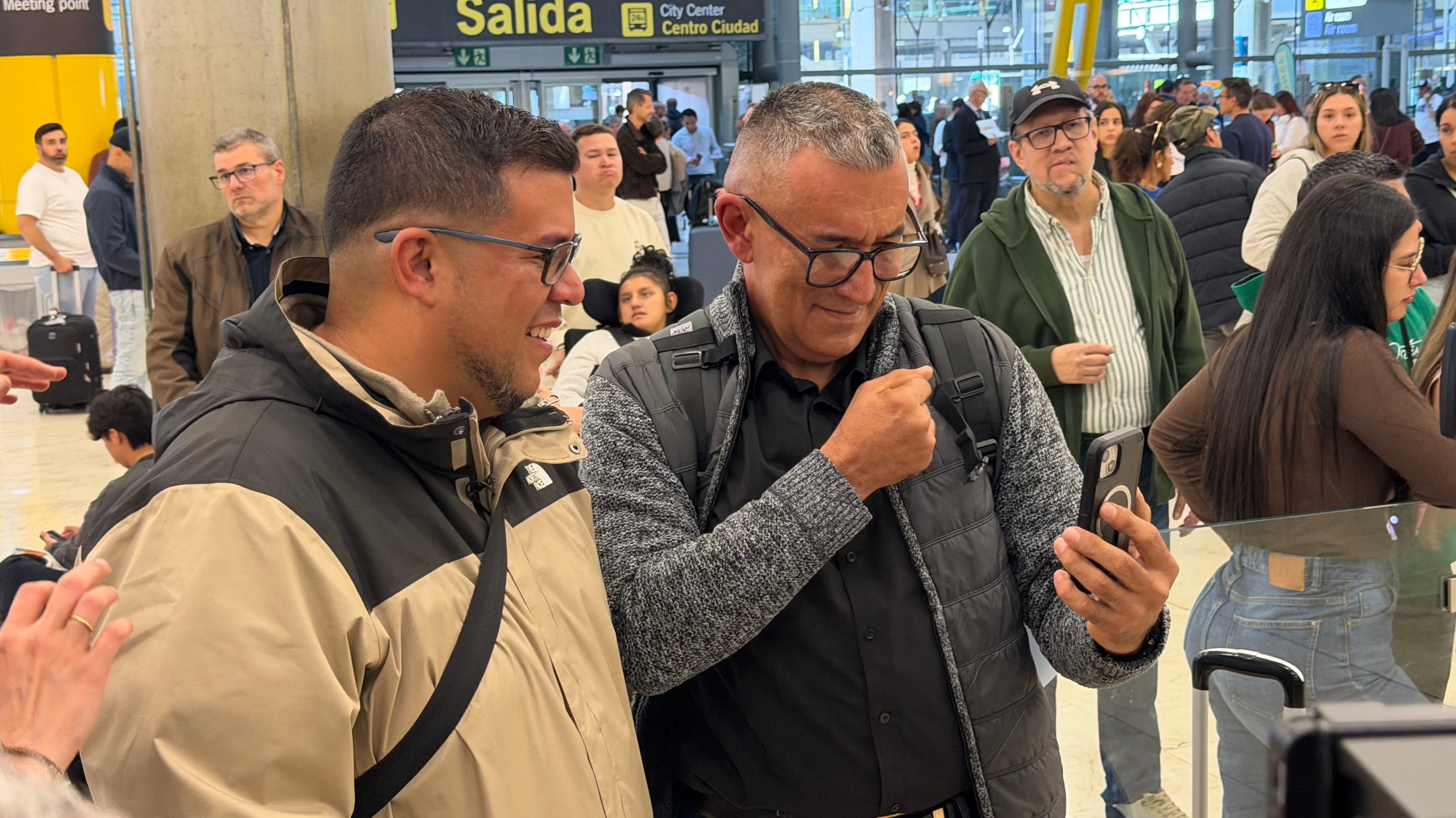 Idelmo conecta por videollamada con su familia de Venezuela tras abrazar a su hijo Carlos. (Infobae/Irene Herrero)