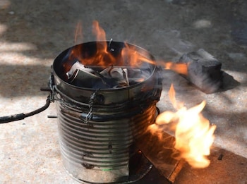 Cocinando en la calle - Familias cubanas sin gas licuado, Cuba - Cortesia Food monitor program