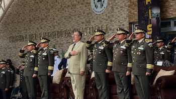 El presidente Arévalo otorga ascensos a seis altos oficiales del Ejército de Guatemala