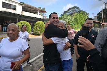 Las excarcelaciones de presos políticos se conocieron después del encuentro entre el chavismo y un sector de la oposición sobre la transición política y la situación institucional de Venezuela. (Photo by Juan BARRETO / AFP)