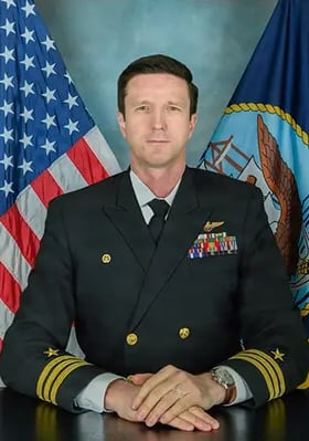 Reconocido por su liderazgo en operaciones aéreas, su desaparición marcó un antes y un después para la tripulación y la familia naval estadounidense (Cmdr. Gabe Edwards Bio Photo)
