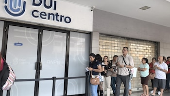 Miles buscan actualizar su dirección antes del cierre de trámites por ley. Los sistemas colapsan, mientras la diáspora obtiene más tiempo. Una reforma reciente cambió el calendario electoral nacional (Foto Infobae: Jessica García)