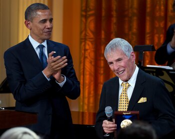 ARCHIVO - El presidente Barack Obama aplaude después de entregarle el Premio Gershwin 2012 de la Biblioteca del Congreso al compositor Burt Bacharach en la Sala Este de la Casa Blanca el 9 de mayo de 2012, en Washington. Bacharach murió el 8 de febrero de 2023 en su casa en Los Angeles, dijo su publicista. Tenía 94 años. (Foto AP/Carolyn Kaster, archivo)