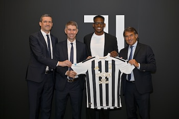 El zaguero firma hasta el 30 de junio de 2030 tras un acuerdo con el Bologna que incluye 0,6 millones en costes y pagos en tres ejercicios, después de cuatro campañas de alto ritmo en Italia - crédito Juventus
