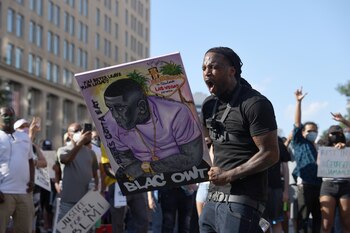 Un hombre sostiene una imagen de Fred Brown, que fue asesinado a tiros por la policía en Nevada, durante la protesta en la Black Lives Matter Plaza en Washington (REUTERS/Jonathan Ernst)