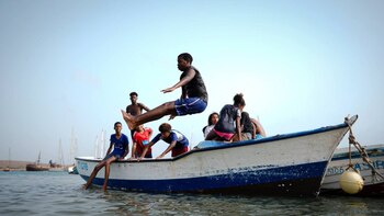 Un grupo de jóvenes juega