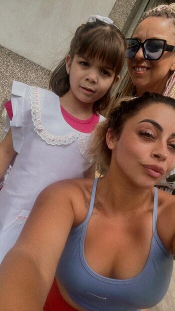 Vanesa junto a sus dos