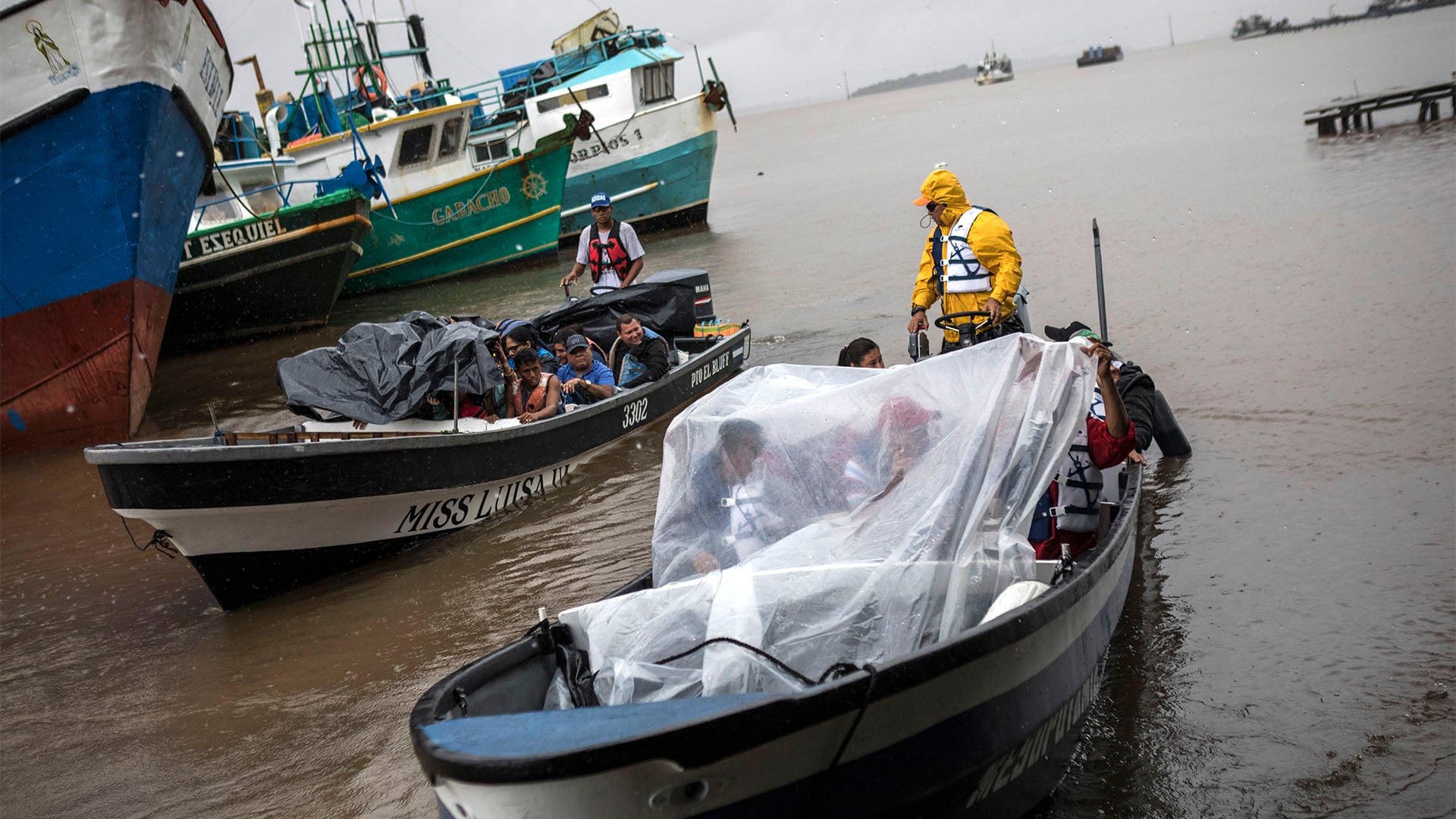 IMAGEN DE ARCHIVO: Personas abandonan el puerto en bote para regresar a sus comunidades ante la llegada de la tormenta tropical que se dirige rápidamente a través de Centroamérica. (Foto AP/Inti Ocon)