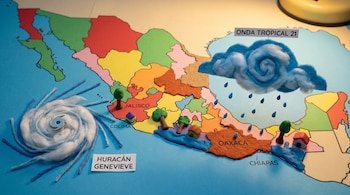Mapa de México con representaciones de la Onda Tropical 21 en el sureste y el huracán Genevieve en el Pacífico, con nubes, gotas de lluvia, casas y árboles.