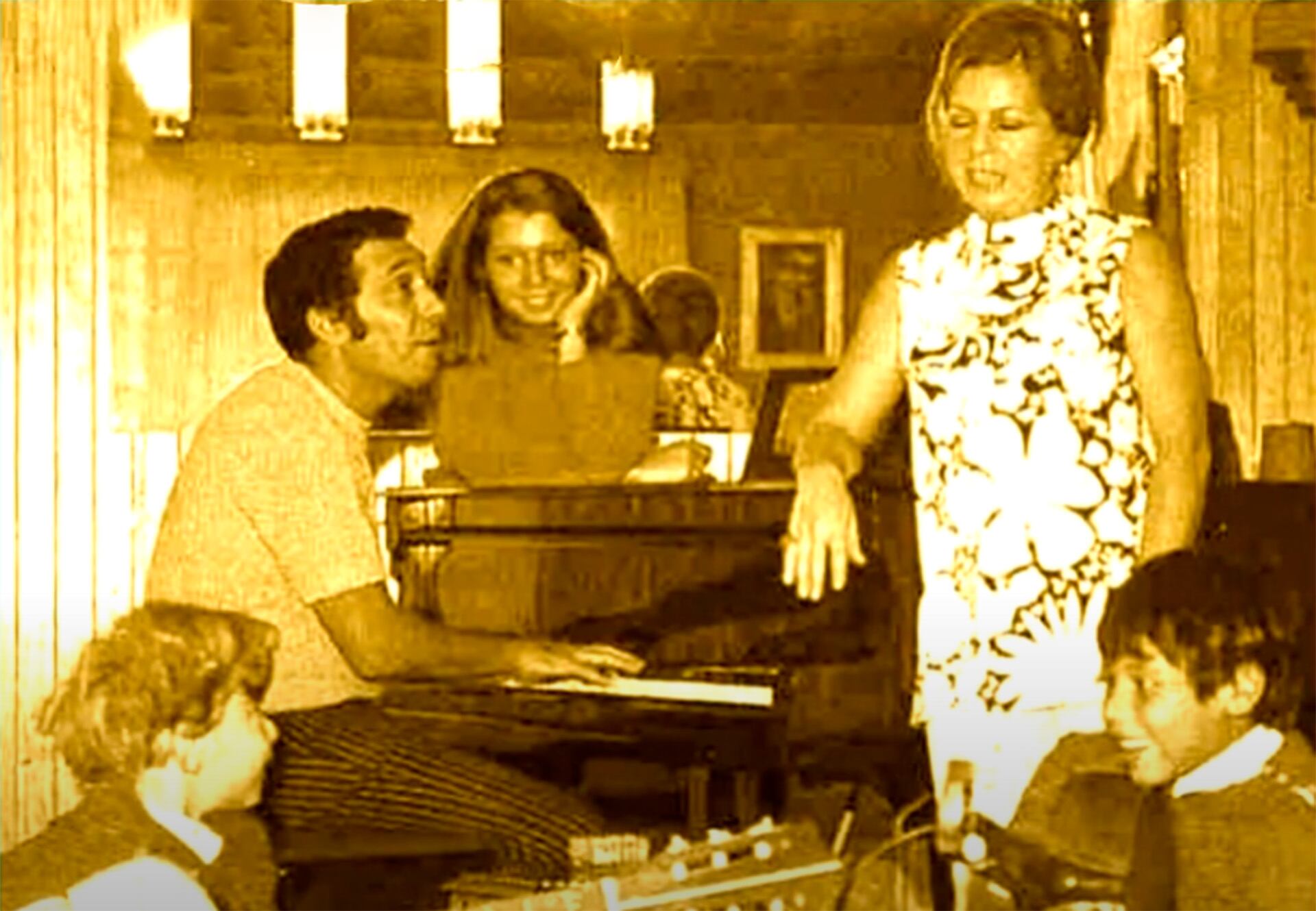 Estela, en una foto familiar, con su marido y sus hijos (Captura de video)