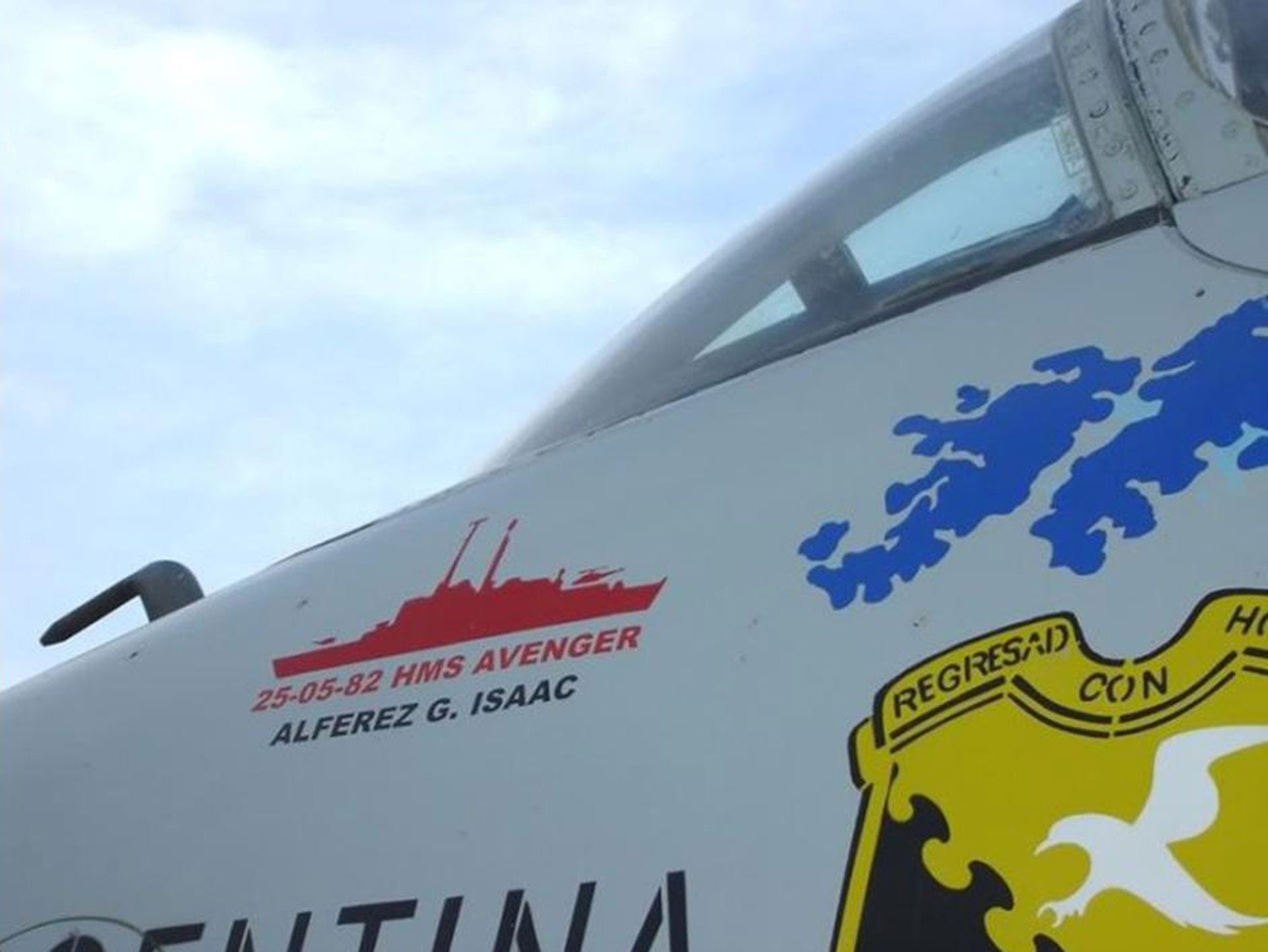 El avión que tripulaba Isaac, con las siluetas de las islas y de los buques enemigos atacados