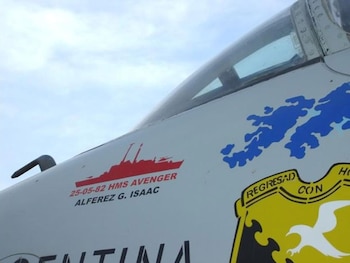 El avión que tripulaba Isaac, con las siluetas de las islas y de los buques enemigos atacados