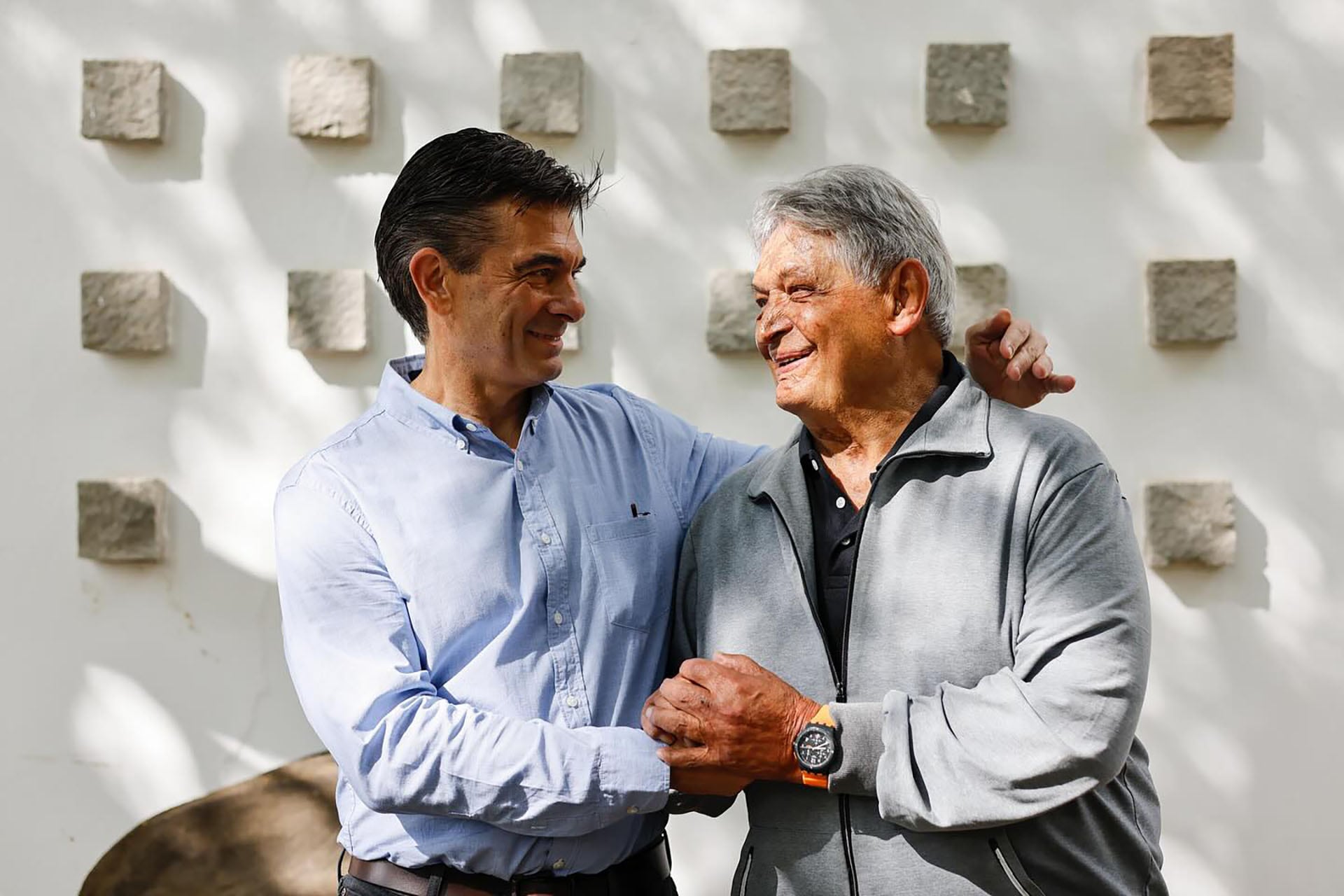 El presidente de Bolivia, Rodrigo Paz Pereira, junto a su padre, el exmandatario Jaime Paz Zamora (1989-1993)