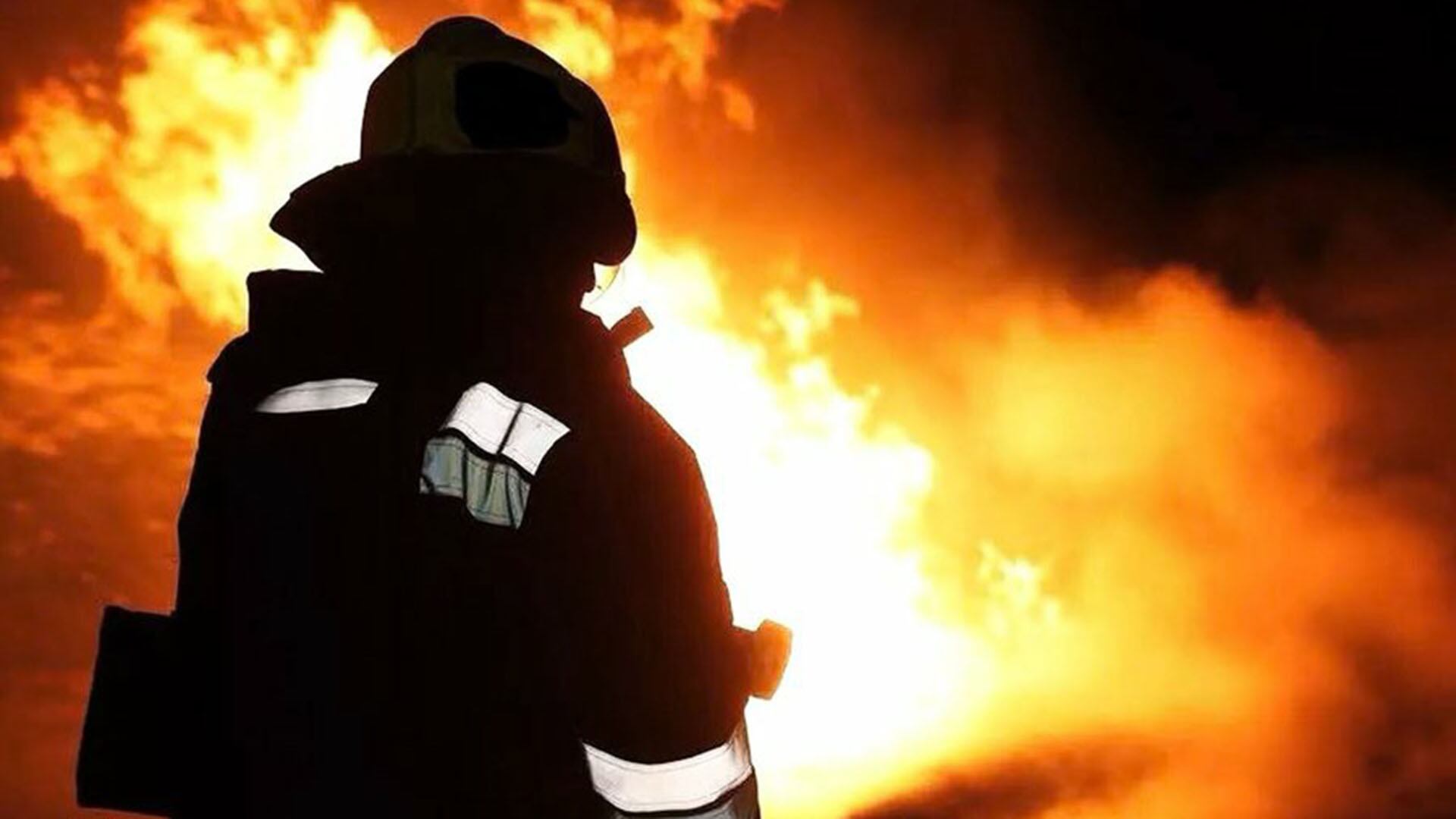 Un bombero combate un fuego de gran intensidad causado por un ataque ruso en Ucrania.