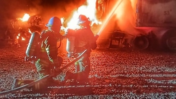 Bomberos de El Salvador logran controlar incendio en camión de carga cerca de la frontera El Amatillo