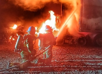 Un incendio en un camión de carga pesada activó la alerta en la frontera El Amatillo, en La Unión, cerca de la medianoche del miércoles. (Foto cortesía Bomberos El Salvador)