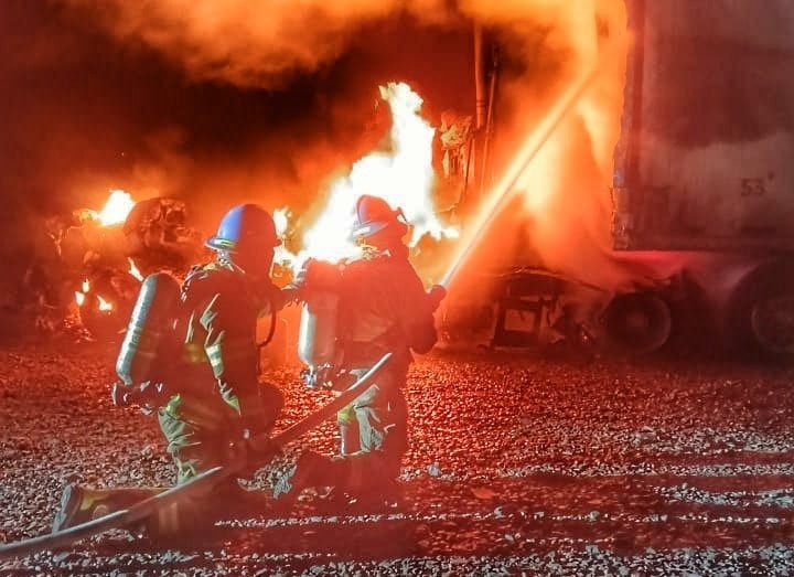 Un incendio en un camión de carga pesada activó la alerta en la frontera El Amatillo, en La Unión, cerca de la medianoche del miércoles. (Foto cortesía Bomberos El Salvador)