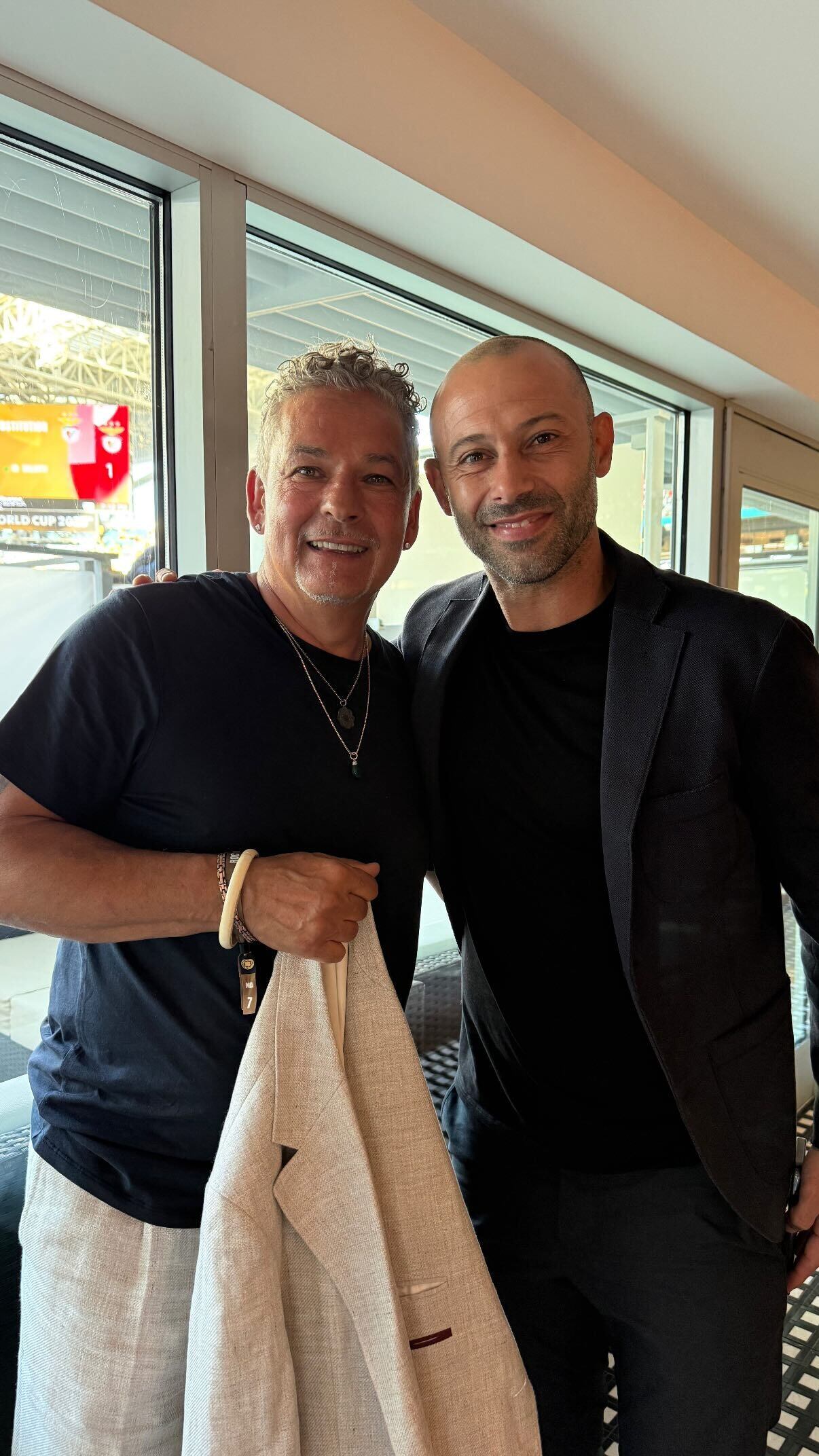 El ex fantasista también posó con Mascherano