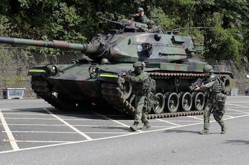 Soldados participan en los ejercicios militares anuales Han Kuang en Yilan, en el noreste de Taiwán, el lunes 10 de agosto de 2026 (AP/Chiang Ying-ying)