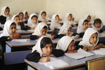 Niñas asistiendo a la escuela