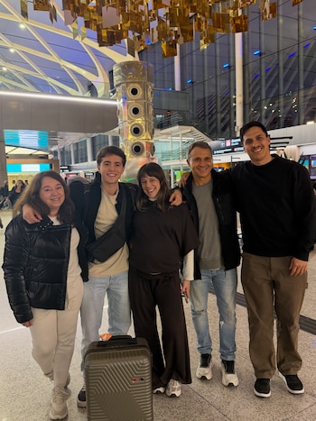 La familia Lapegüe despide a Franc, antes de viajar para estudiar en Harvard