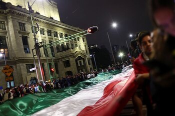 Manifestantes exhiben una gran bandera