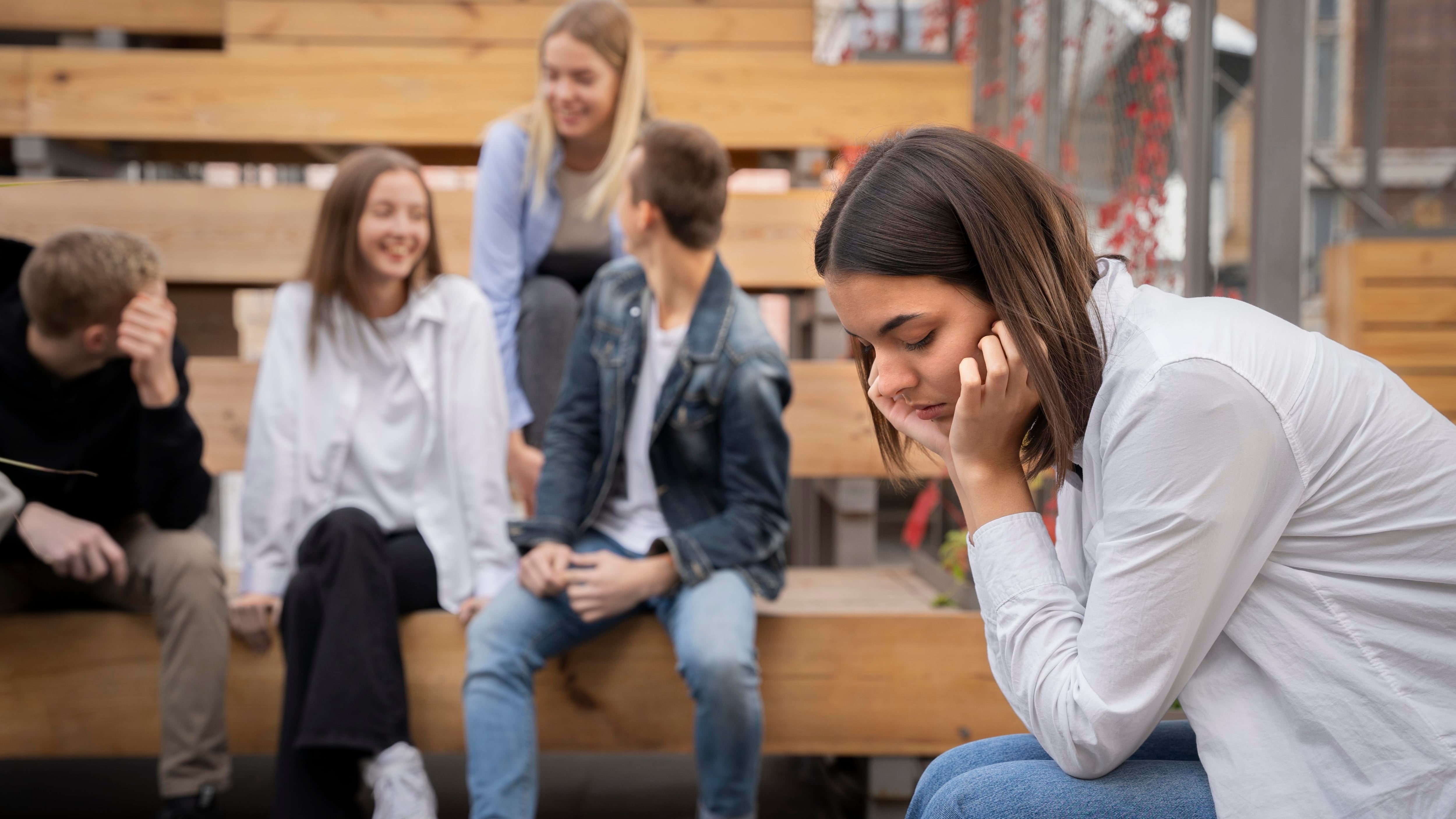 La fatiga social afecta tanto a personas introvertidas como extrovertidas, según especialistas y estudios citados por GQ y PubMed (Freepik)