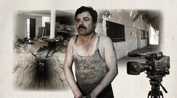 Retrato de Joaquín "El Chapo" Guzmán esposado y con ropa sucia. Al fondo, una casa desordenada, un túnel de escape y la fachada exterior. Una cámara profesional a la derecha.