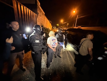 La Policía de Ecuador detuvo a 24 personas y ejecutó 40 allanamientos en siete provincias en una operación contra una red de tráfico de armas - crédito @JohnReimberg/X