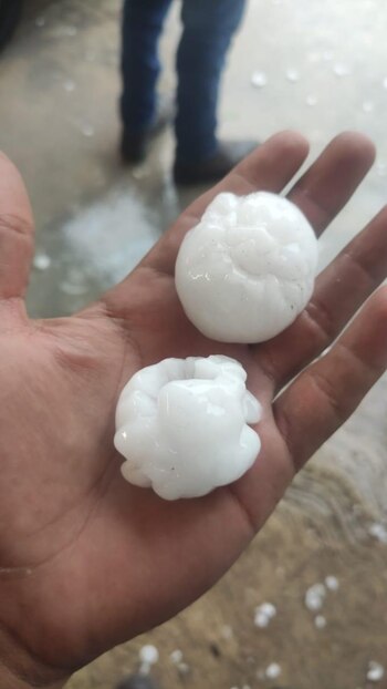 Las bolas de hielo medían