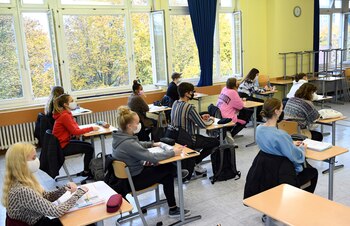 Estudiantes de la escuela secundaria Martin-Buber-Oberschule en Berlín. REUTERS/Annegret Hilse