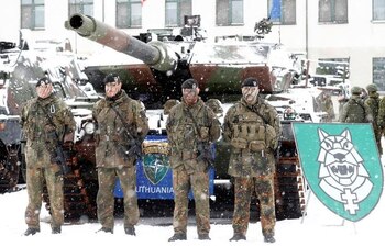 Soldados alemanes junto a un tanque Leopard 2 en la base militar de Rukla, Lituania (REUTERS/Ints Kalnins/Archivo)
