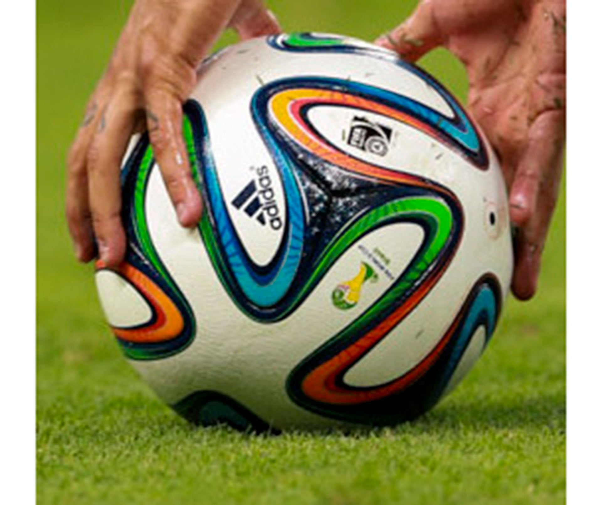 Este balón tuvo seis paneles de poliestireno que se unen para mantener el mismo peso y la misma redondez incluso en la lluvia más gruesa. La vejiga de la pelota Brazuca está hecha de látex y proporciona la recuperación deseada