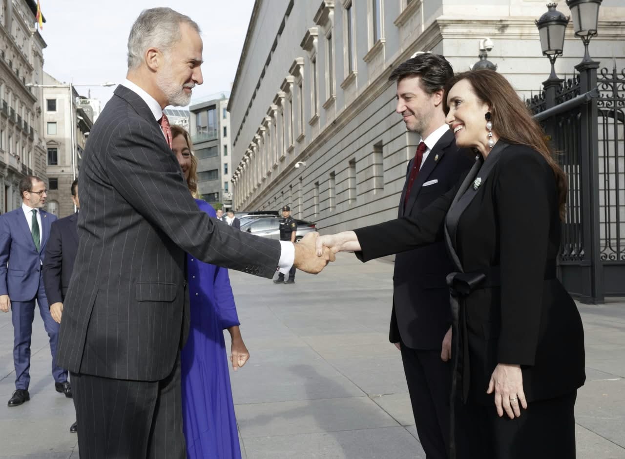 Victoria Villarruel y el saludo junto al rey de España, Felipe VI