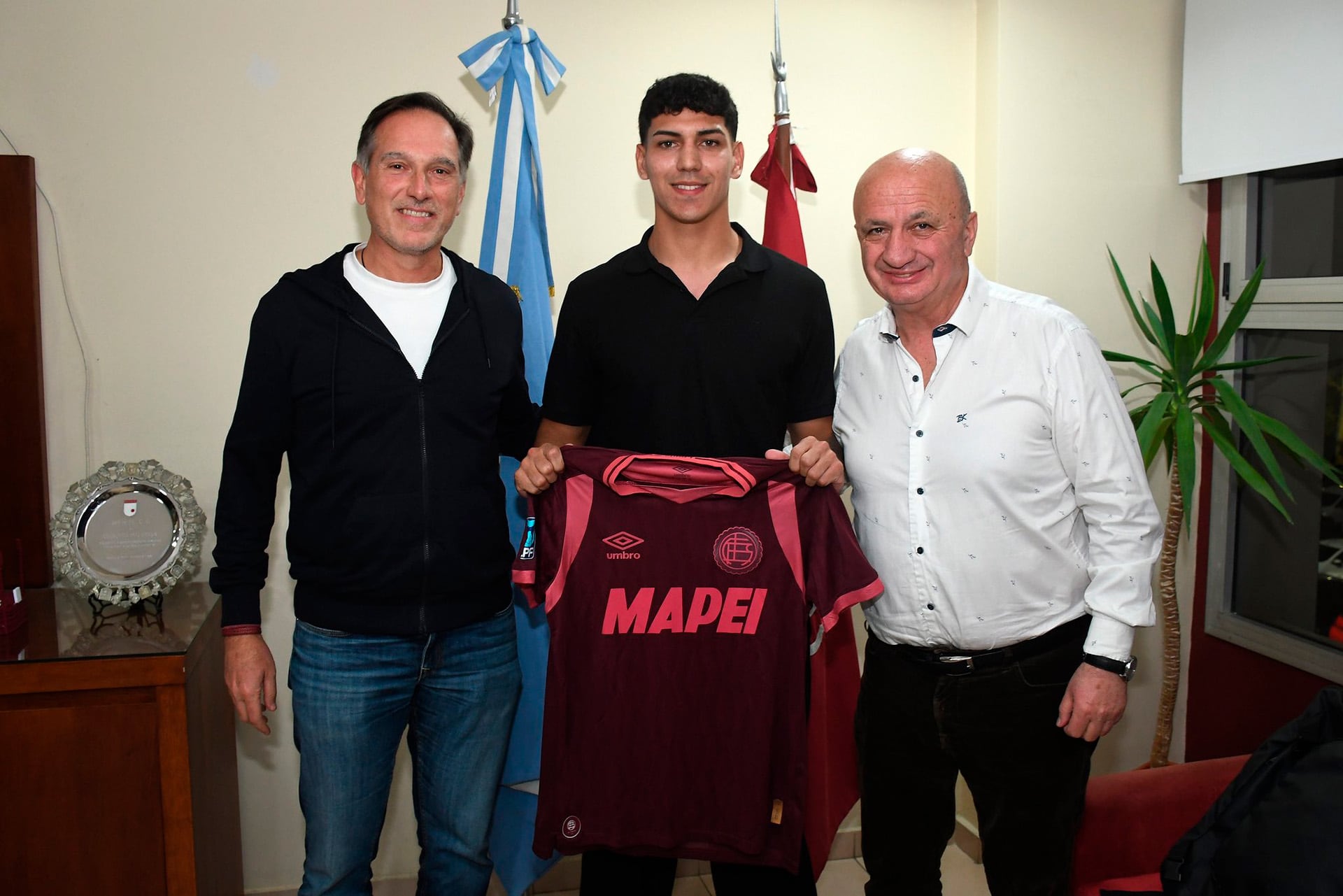 Allan Steven Wlk Duré, delantero paraguayo, llegó desde Recoleta Football Club y firmó hasta 2030 en Lanús
