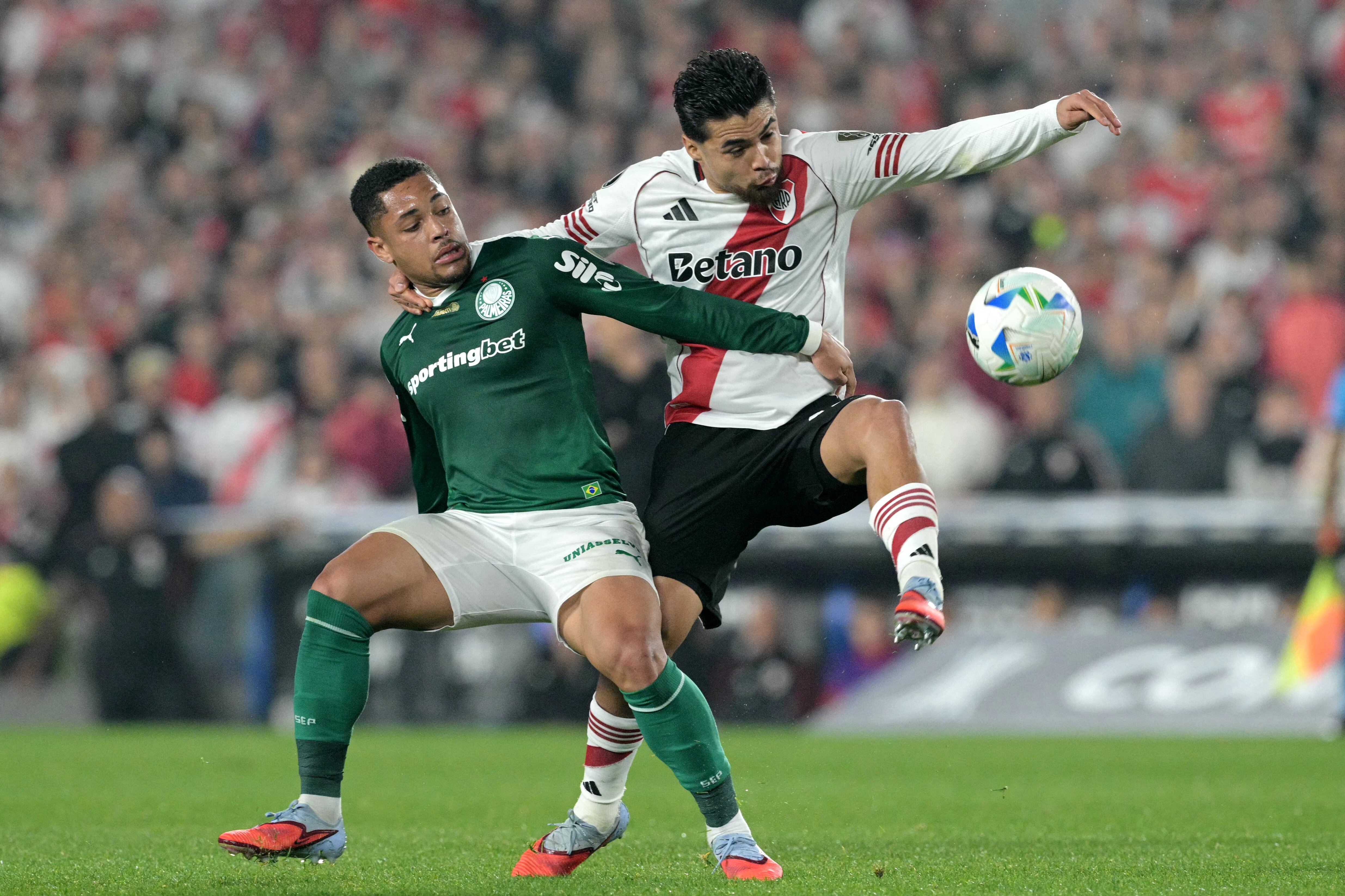 Vitor Roque disputa la pelota con Paulo Diaz (Photo by Juan MABROMATA / AFP)