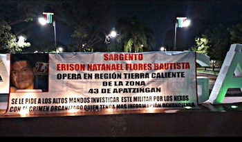 A través de lonas en