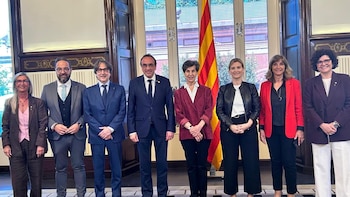 Rull recibe a Isabel Allende en el Parlament, tras asistir al pleno de este jueves